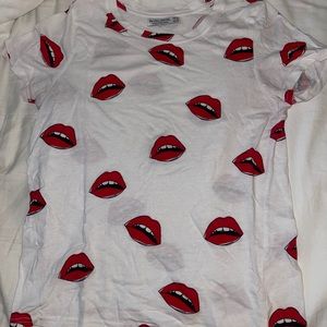 White t-shirt with red lips